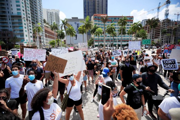 Miles de personas salen a las calles de Miami a protestar por muerte de Floyd