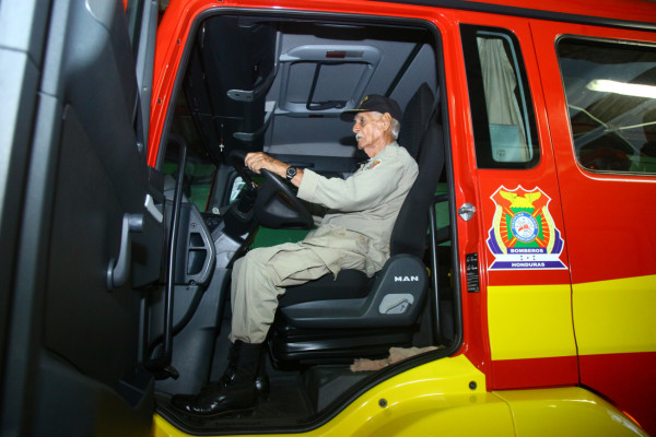 Ricardo Azurdia, un bombero de 92 kilates