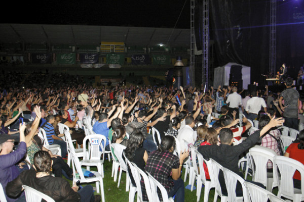 Lluvia de adoración con Jesús Adrián Romero