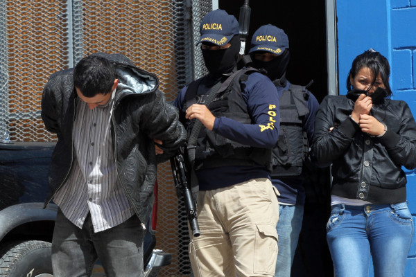 Cae pareja implicada en extorsión