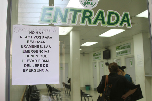 Sin reactivos para hacer exámenes de laboratorio