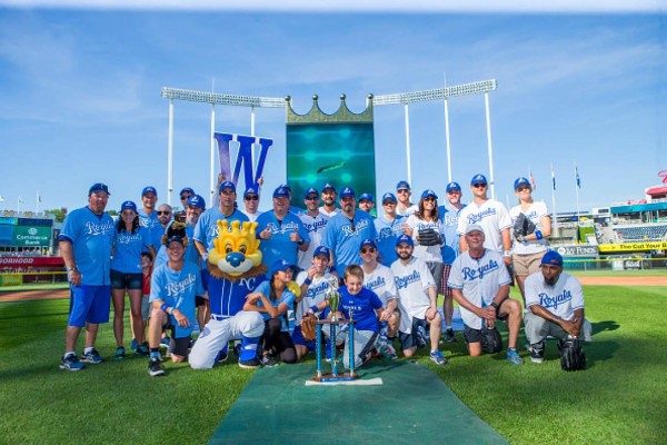 Selena juega béisbol por una buena causa