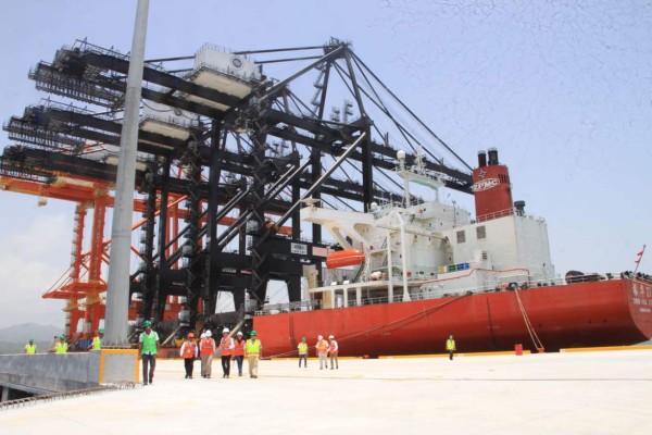 Comienza instalación de súper grúas en Puerto Cortés