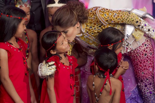 CAR10. CARACAS (VENEZUELA), 09/10/2014. Gabriela Isler (d), Miss universo 2013, asiste a la gala de coronación del certamen Miss Venezuela 2014 hoy, jueves 9 de octubre de 2014, en Caracas (Venezuela). La modelo y estudiante de Comunicación Social de 20 años Mariana Jiménez fue elegida esta noche como Miss Venezuela 2014 y representará a su país en el próximo certamen de Miss Universo, un evento internacional en el que las representantes venezolanas ya han conquistado siete coronas. EFE/Miguel Gutiérrez