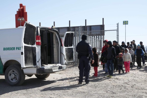 México despliega cientos de agentes migratorios a su frontera con Guatemala