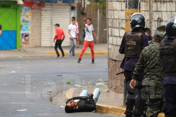 Policía Nacional suspenderá a agentes que golpearon a aficionado en Tegucigalpa  