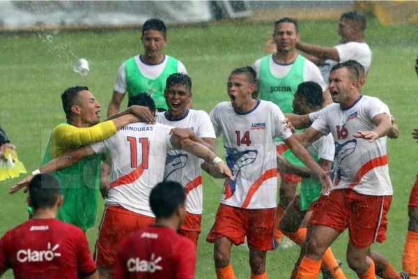 Los jugadores de la UPNFM celebrando el gol de Arnold Meléndez. Foto Delmer Martínez