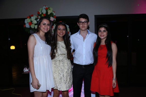 Melanie García festeja la edad en rosa