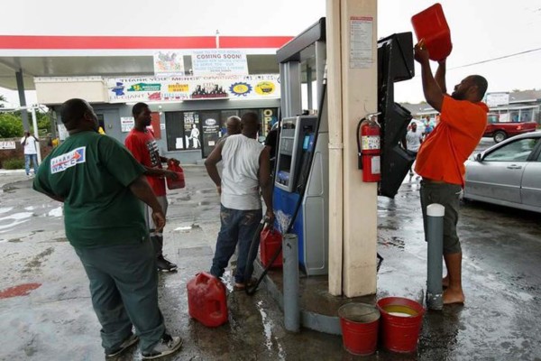 Matthew golpea con fuertes vientos y lluvias la capital de Bahamas