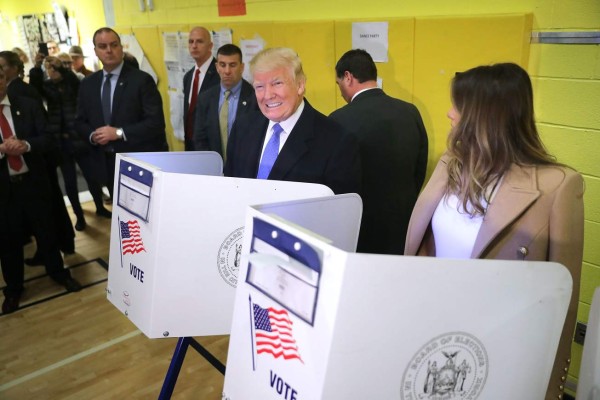 Donald Trump llega a votar entre aplausos y abucheos