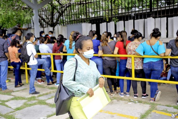 Propuesta inicial es subir salarios entre 400 y 1,000 lempiras este año