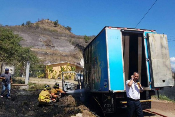 Llegan a los Juzgados los responsables de incendiar camión repartidor en Tegucigalpa