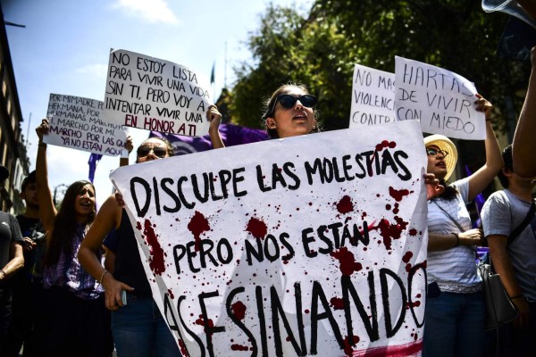 Miles de mexicanas marchan clamando justicia para joven asesinada