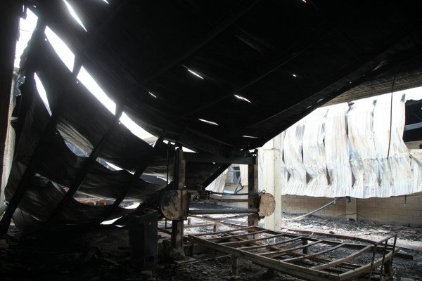 Incendio consume fábrica de camas y colchones en San Pedro Sula