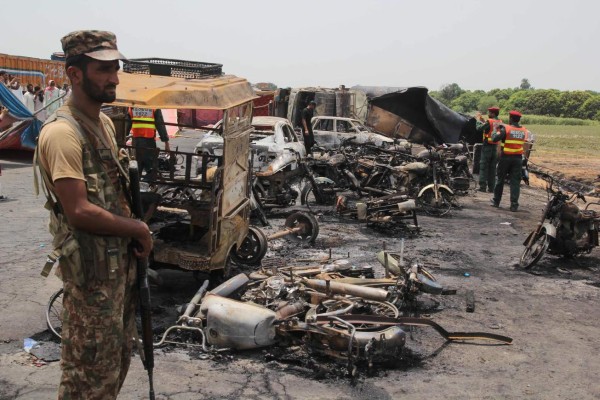 Al menos 123 muertos al incendiarse un camión cisterna en Pakistán