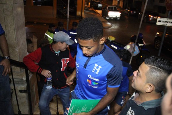 Honduras inicia maratónico trayecto rumbo a Australia