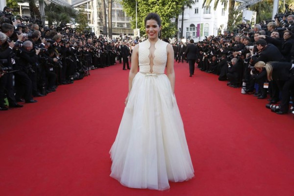 Hombre se metió abajo del vestido de América Ferrera en Cannes