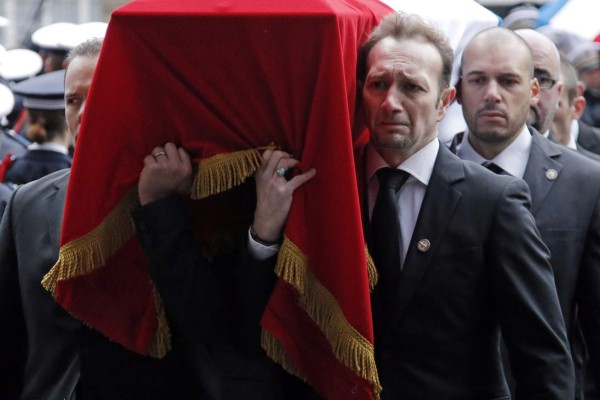 Francia despide a víctimas de los atentados mientras recibe nuevas amenazas de Al Qaeda