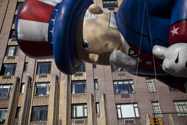 Los globos del desfile de Acción de Gracias recorren Nueva York pese al viento