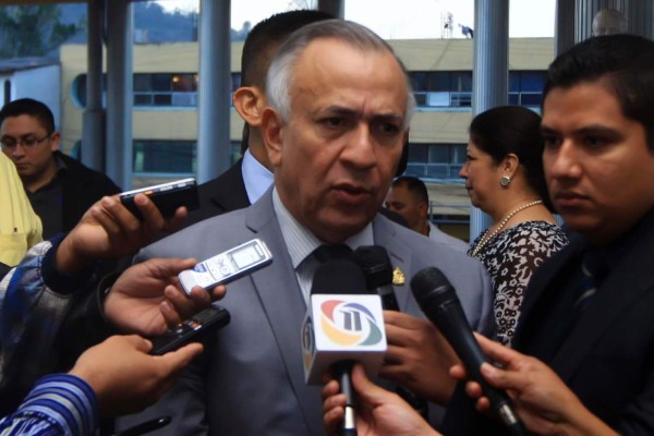 Twitter suspende cuentas de Mauricio Oliva, el Congreso y Partido Nacional