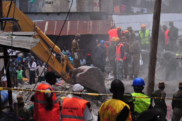 Rescatan vivo a bebé bajo edificio derrumbado hace cuatro días en Naibori
