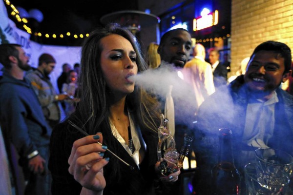Fumar marihuana ya es legal en los bares de Denver