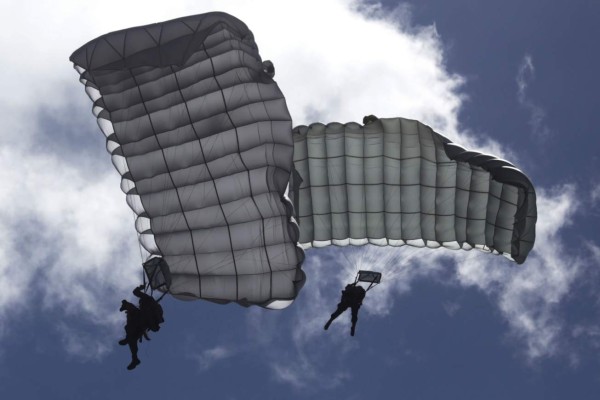 Paracaidistas de la Fuerza Aérea se lucen con su show