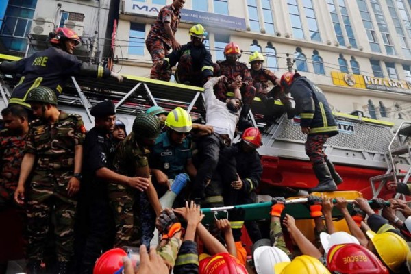 Aumentan a 25 los muertos en el incendio de un rascacielos en Bangladesh