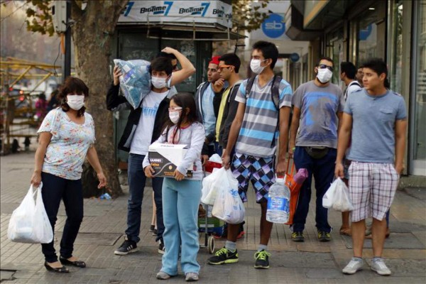 Siguen activos varios focos del incendio en Valparaíso; Envían ayuda