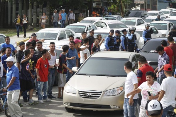 Gobierno otorga asueto a mayoría de las instituciones del Estado por paro de transporte