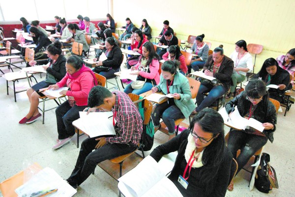 Estancado el concurso de docentes en Honduras