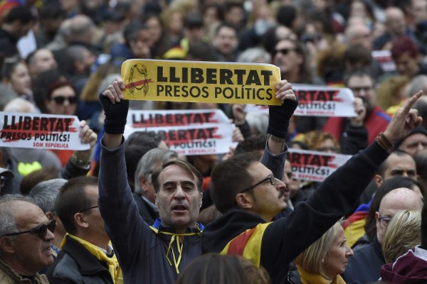 Independentistas catalanes protesta por el encarcelamiento de sus líderes