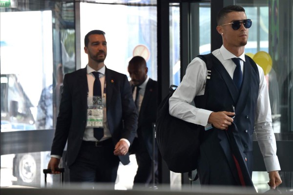 Portugal's forward Cristiano Ronaldo (R) arrives at the Zhukovsky airport, about 40 km southeast of Moscow, on July 1, 2018, as Portugal's team departs following their loss the previous day to Uruguay in their Russia 2018 World Cup round of 16 football match. / AFP PHOTO / Vasily MAXIMOV