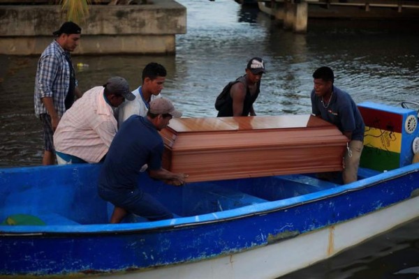 Familias de 27 pescadores ahogados en Honduras claman por ayuda en el sepelio