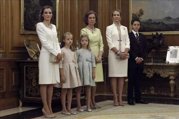 De blanco y corto, la sobria elección de la Reina Letizia de España