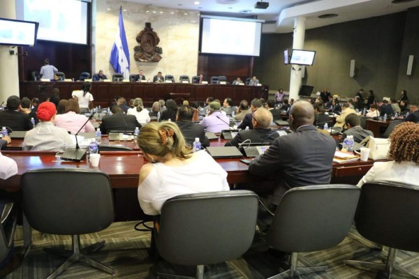 Entre 73 y 42 mil lempiras se les incrementó a los diputados