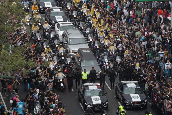 MEX21. CIUDAD DE MÉXICO (MÉXICO), 05/09/2016.- Seguidores del fallecido cantante mexicano Juan Gabriel observan el paso del cortejo fúnebre hoy, lunes 5 de septiembre de 2016, por calles de Ciudad de México (México). Miles de personas recibieron hoy bajo la lluvia, con cánticos, gritos y lágrimas, las cenizas del cantautor Juan Gabriel en el Palacio de Bellas Artes de Ciudad de México, lugar escogido para el homenaje al 'Divo de Juárez', fallecido hace ocho días. EFE/Alex Cruz
