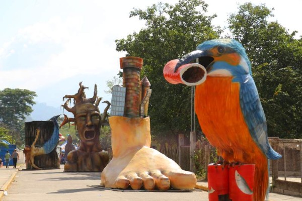 Un ave, un pie, un hombre árbol y una especie de sinera dentro de las obras que logran apreciarse en esta imagen.