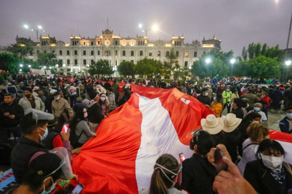 Perú cumple una semana sin saber quién será su nuevo presidente