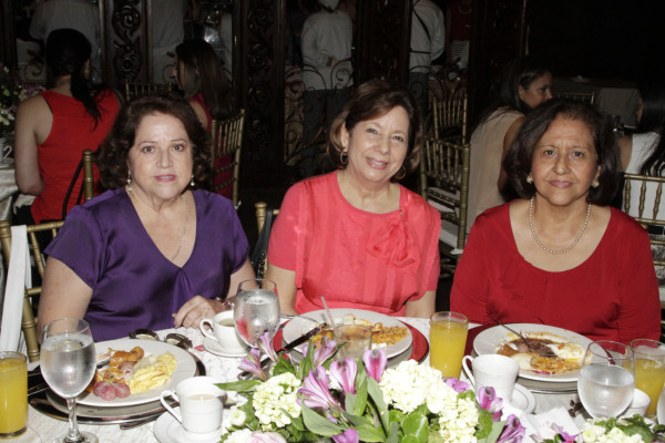 Frances Vargas es agasajada por su pronta boda