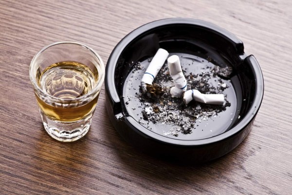 ¿Si se fuma menos, se bebe menos?