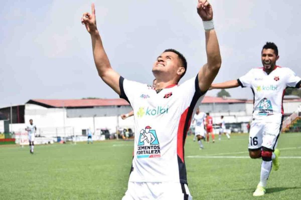 Video: Roger Rojas anota tempranero gol y se mete en la historia del Alajuelense