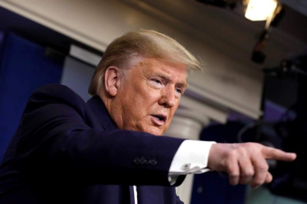 Trump invoca ley para obligar a GM a producir respiradores