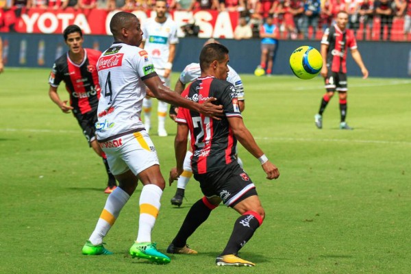Rojas y Garrido ganan clásico con el Alajuelense en Costa Rica