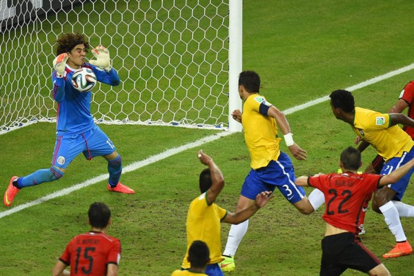 Guantes de Memo Ochoa le reducen estrés y están en posición curva