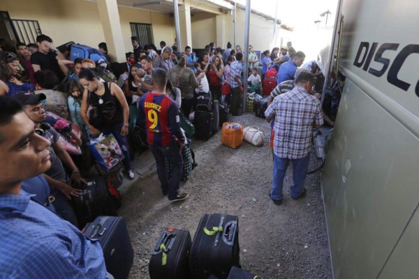 Hondureños colman terminales de buses por Navidad