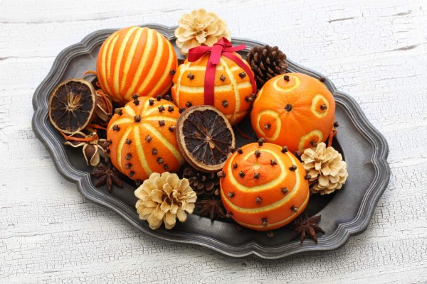 spiced orange pomander balls, scented christmas table decoration