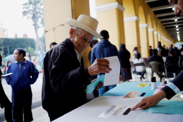 Guatemala elige nuevo presidente agobiada por la pobreza y la corrupción
