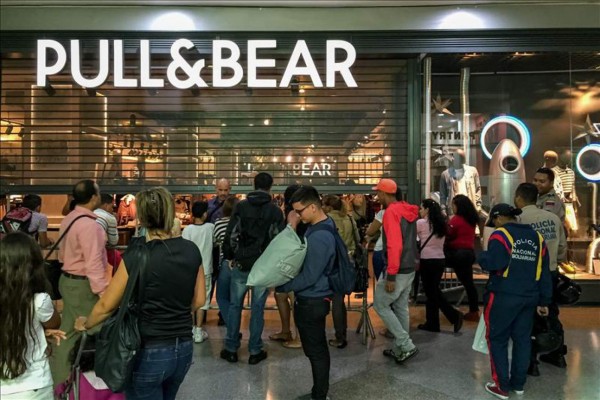 Venezolanos hacen colas en la búsqueda del 'precio justo'