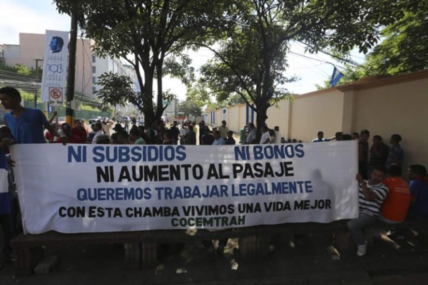 Buses ilegales continúan con protestas en Tegucigalpa